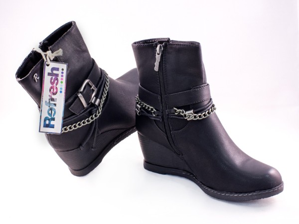 Bota con cremallera, cadena y hebilla Refresh. Mujer